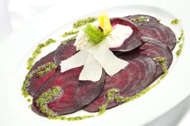 Vejetaryen pancar carpaccio w keçi peyniri ve pesto