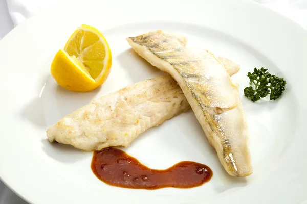 Pikeperch a la plancha con limón —  Fotos de Stock