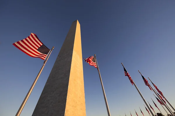 Washington monument och oss flaggaワシントン記念塔とアメリカの旗 — Stockfoto