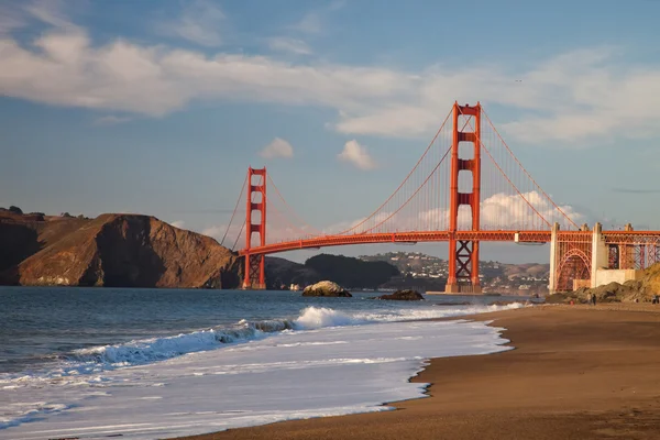 Le Golden Gate Bridge avec les vagues — Photo