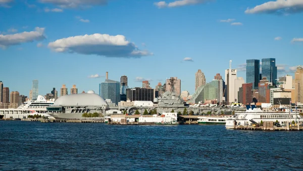 New york city, usa, new york uptown en intrepid zee en de ruimte museum — Stockfoto