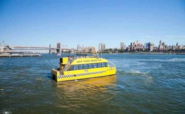 NUEVA YORK - Taxi acuático de Nueva York con puente de Brooklyn — Foto de Stock
