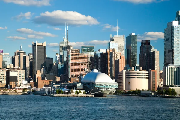 NEW YORK CITY, USA - 24 SETTEMBRE: New York Uptown e Intrepid — Foto Stock