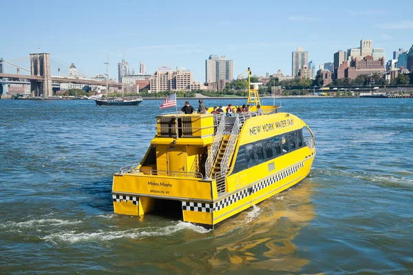 NUEVA YORK - Taxi acuático de Nueva York con puente de Brooklyn — Foto de Stock