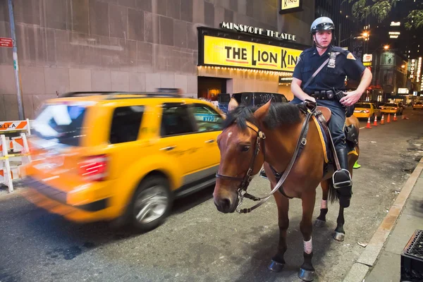 НЬЮ-ЙОРК, США - Офицер полиции едет на своей лошади — стоковое фото