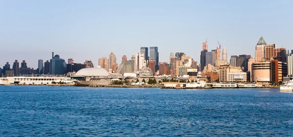 New york şehri, ABD - new york şehir dışına ve Intrepid uçak gemisi — Stok fotoğraf