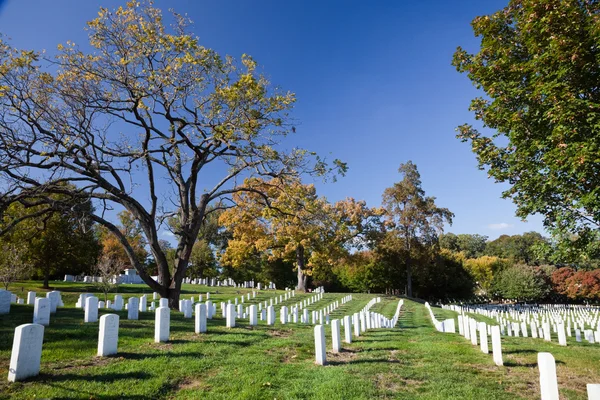 WASHINGTON DC - OCT 16: Fileiras e colunas de túmulos de soldados dos EUA — Fotografia de Stock