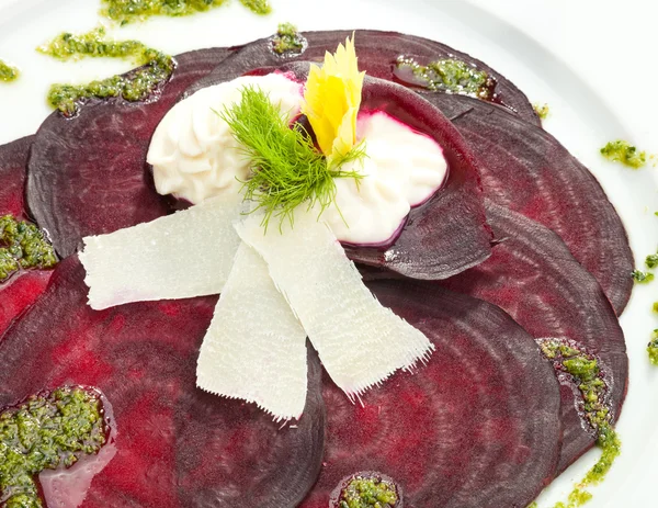 Carpaccio z buraków wegetariańskie w kozim serem i pesto — Zdjęcie stockowe