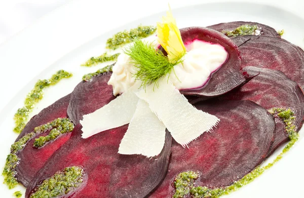 Vegetarian Beetroot Carpaccio w goat cheese and Pesto — Stock Photo, Image