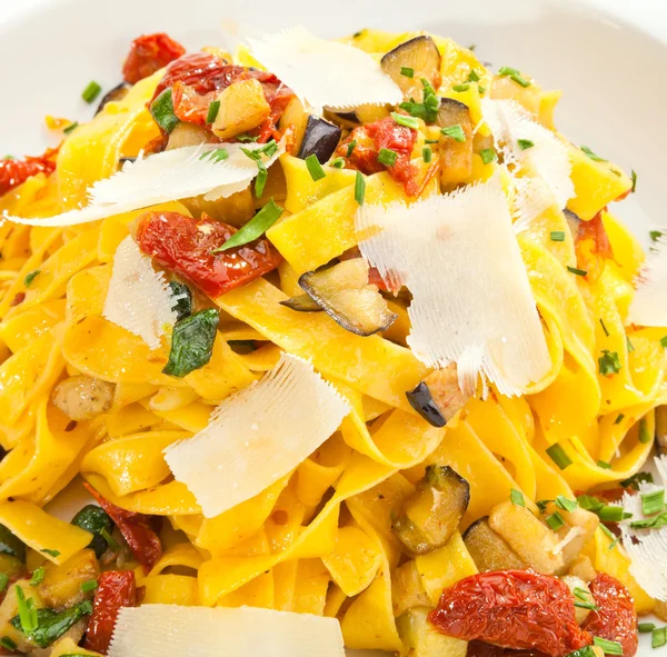 Fettuccine se sušenými rajčaty a parmazánem — Stock fotografie