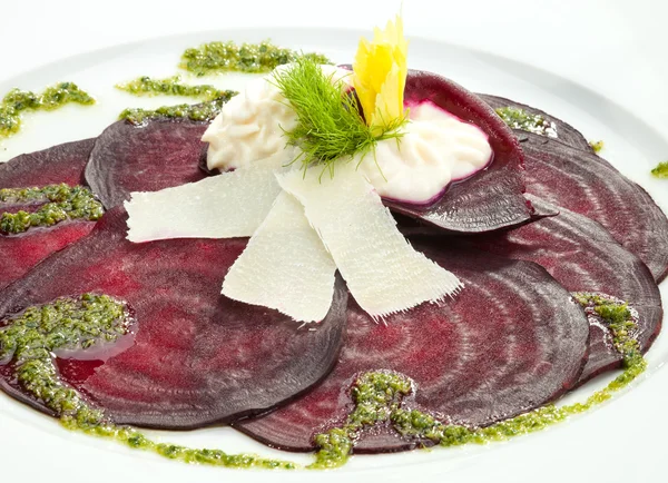 Vejetaryen pancar carpaccio w keçi peyniri ve pesto — Stok fotoğraf