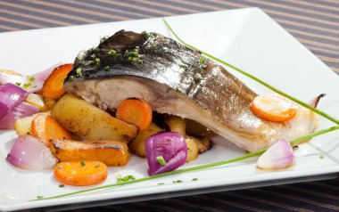 sebze garnitür ile ızgara sazan