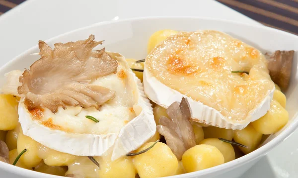 Queijo de camembert grelhado com gnochi e cogumelos — Fotografia de Stock