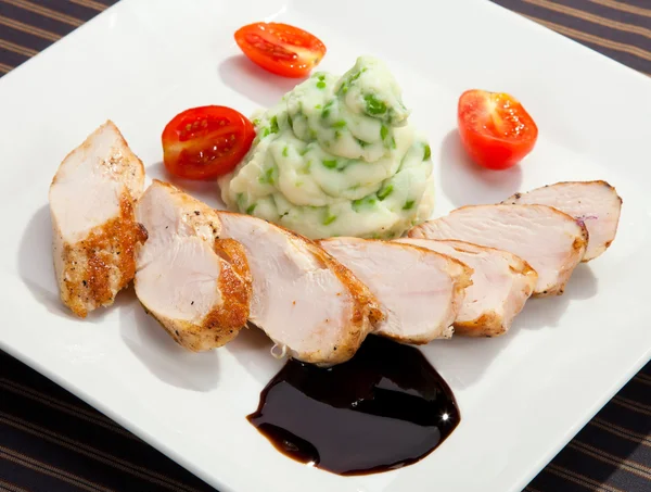 Solomillo de cerdo con puré de papas con guisantes jóvenes — Foto de Stock