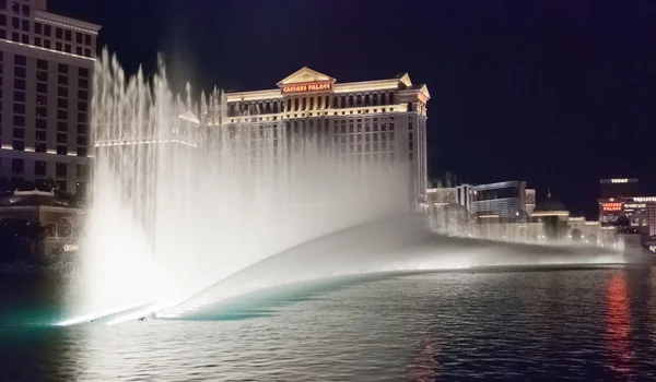 LAS VEGAS, Estados Unidos - Las fuentes del Bellagio por la noche — Foto de Stock