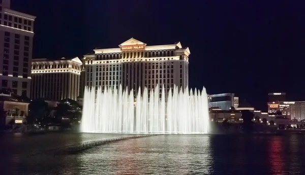 LAS VEGAS, USA น้ําพุ Bellagio ในเวลากลางคืน — ภาพถ่ายสต็อก