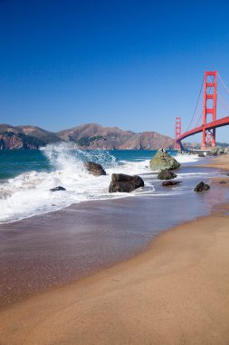 golden gate Köprüsü w dalgalar