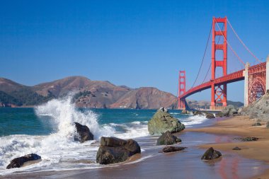 golden gate Köprüsü w dalgalar