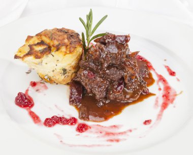 geyik eti yahni patates kereviz karışımı ile