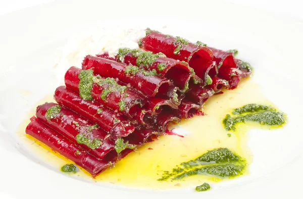 Vegetarisches Rote-Bete-Carpaccio mit Ziegenkäse und Pesto — Stockfoto