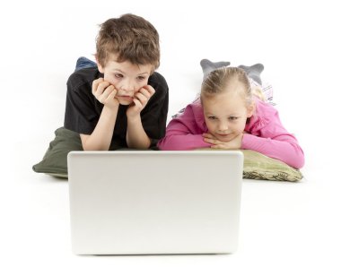 laptop izlerken çocuklar