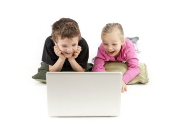 laptop izlerken çocuklar