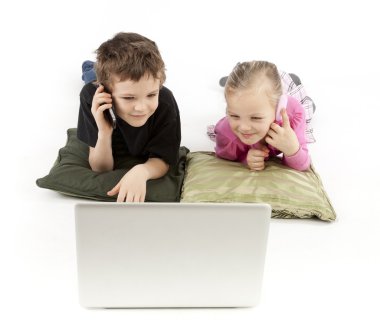 çocuk iş dizüstü izliyor ve arama