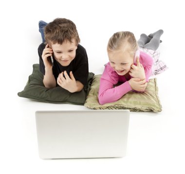 çocuk iş dizüstü izliyor ve arama