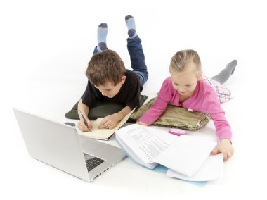 Çocuk patron ve laptop izlerken alt Sekreteri