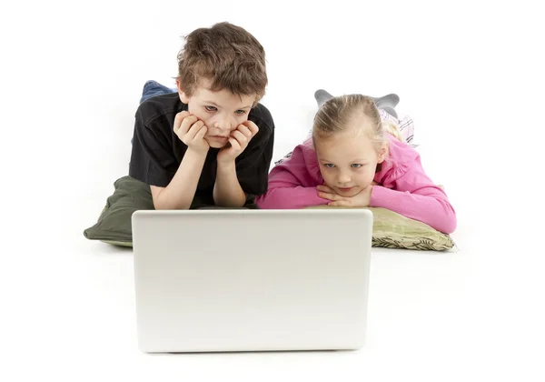 Los niños viendo el ordenador portátil —  Fotos de Stock