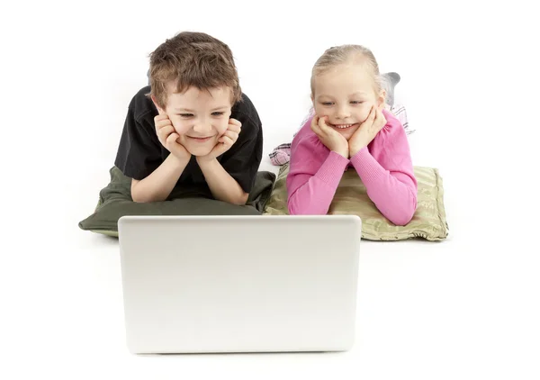 Los niños viendo el ordenador portátil —  Fotos de Stock