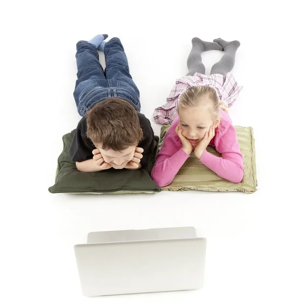 Los niños viendo el ordenador portátil —  Fotos de Stock