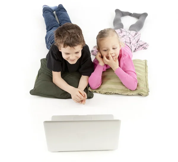 Los niños viendo el ordenador portátil —  Fotos de Stock