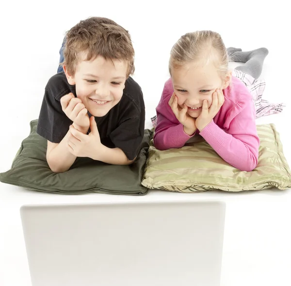 Barn som ser på Laptop – stockfoto