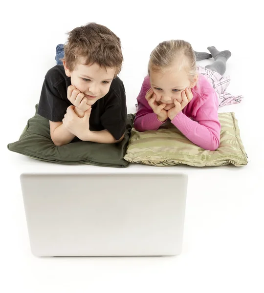 Kinderen kijken naar de laptop — Stockfoto