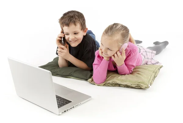 Kinder im Geschäft beobachten den Laptop und rufen an — Stockfoto