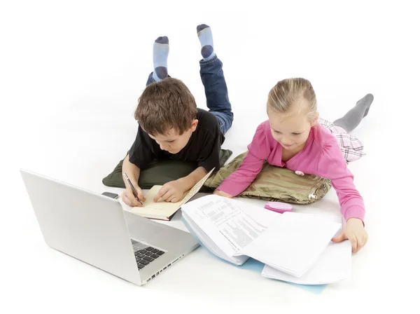 Niño jefe y su niño secretario viendo el ordenador portátil —  Fotos de Stock