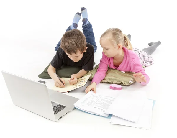 Kind baas en zijn kind secretaresse kijken naar de laptop — Stockfoto