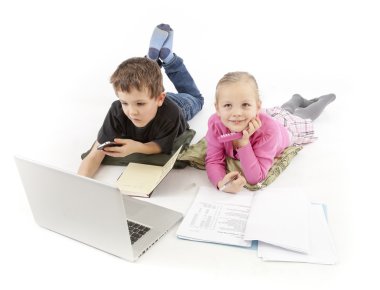 Çocuk patron ve laptop izlerken alt Sekreteri