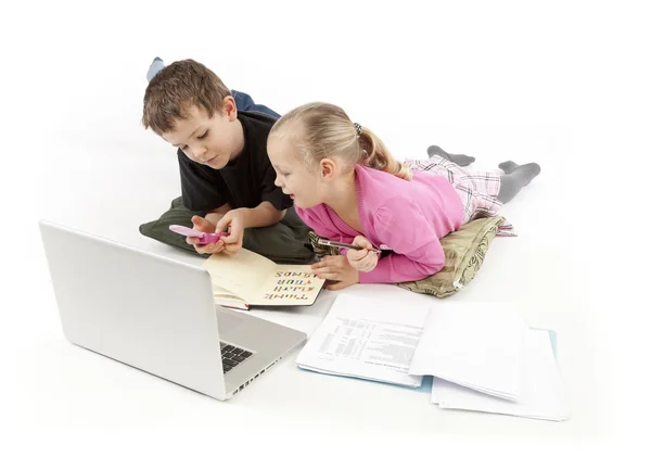 Niño jefe y su niño secretario viendo el ordenador portátil —  Fotos de Stock