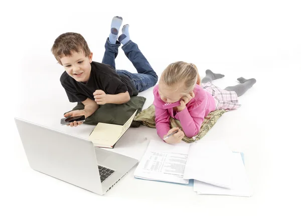 Enfant patron et son enfant secrétaire regarder l'ordinateur portable — Photo