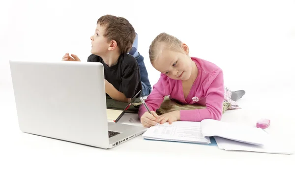 Barn boss och hans barn sekreterare tittar på den bärbara datorn — Stockfoto
