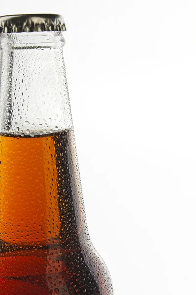 Bottiglia di soda bevanda alcolica con gocce d'acqua — Foto Stock