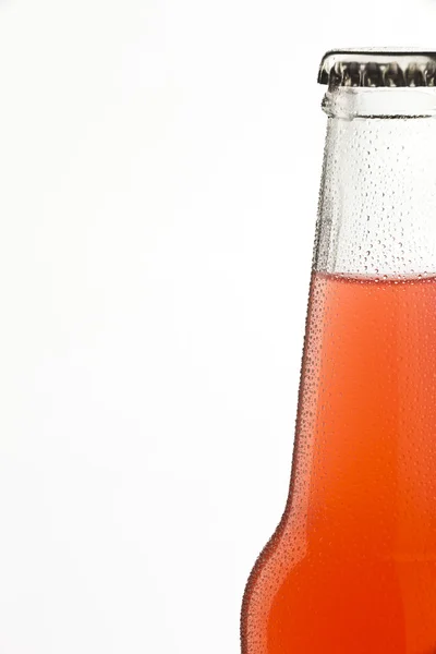 Fles soda, alcoholische drank met water drops — Stockfoto