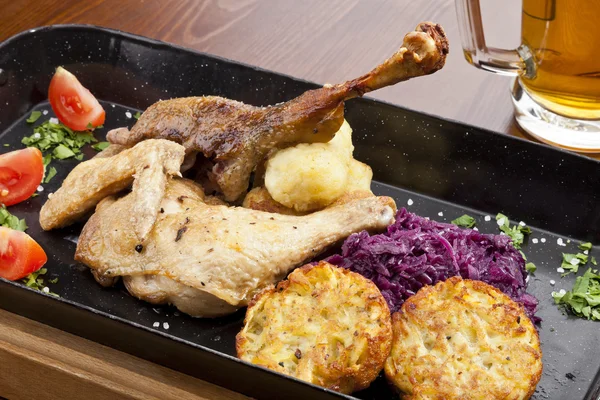 Anatra al forno e cosce di pollo — Foto Stock