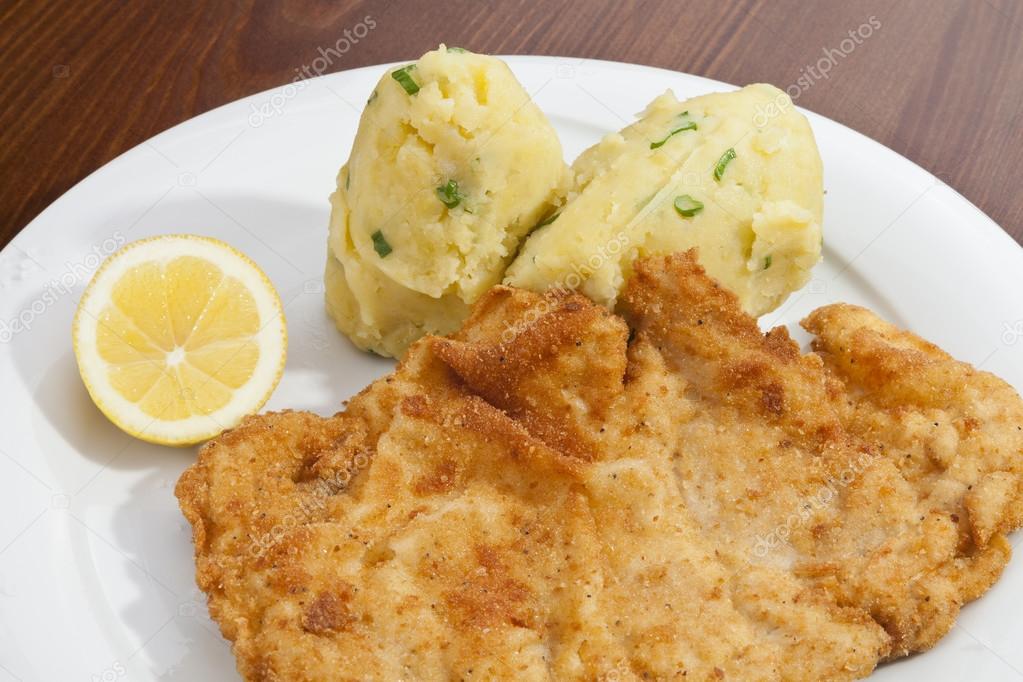 Vienna schnitzel with mashed potatoes and baby onion