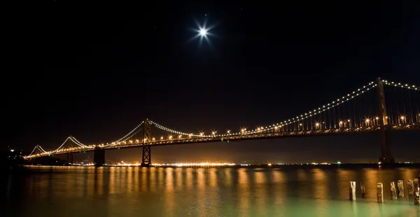 สะพานอ่าวซานฟรานซิสโกในเวลากลางคืน — ภาพถ่ายสต็อก