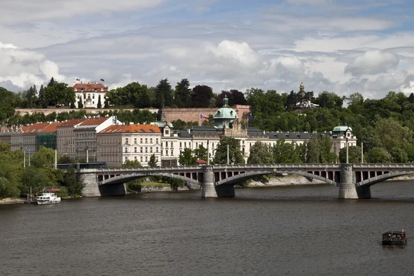 Het uitzicht op Praag de zetel van de regering — Stockfoto