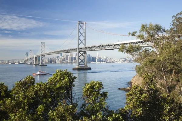 San francisco en de bay bridge — Stockfoto