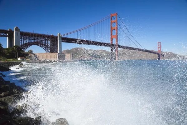Golden Gate Bridge con le onde — Foto Stock